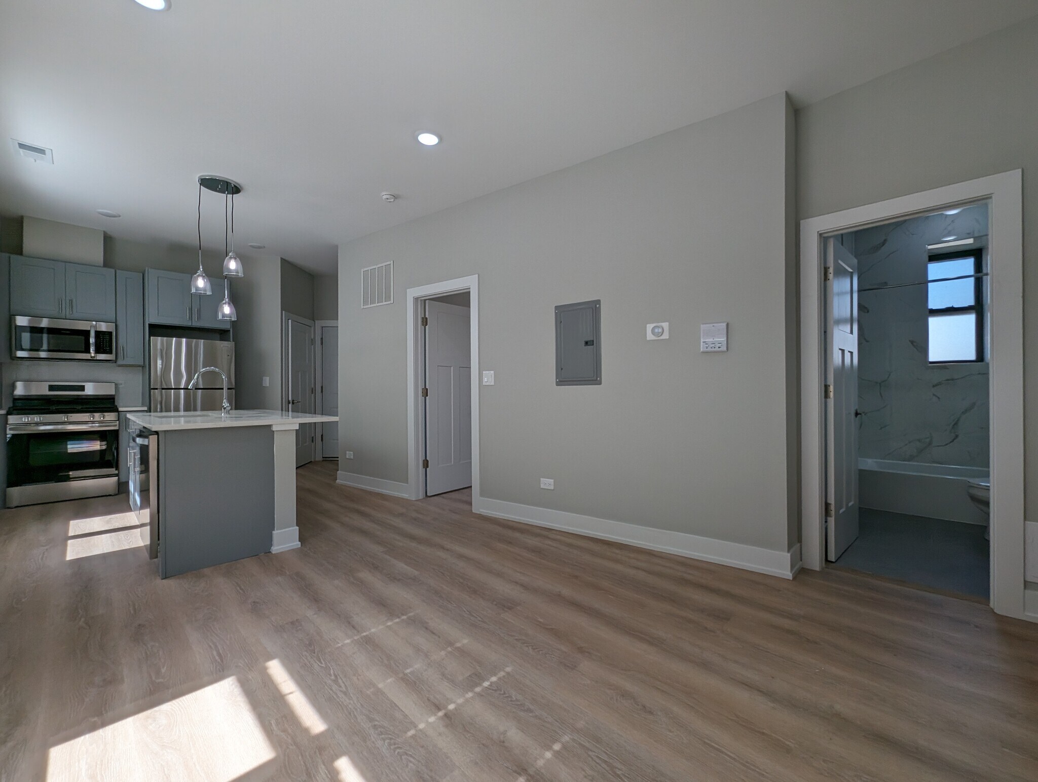 Building Photo - 423 W Belden Ave