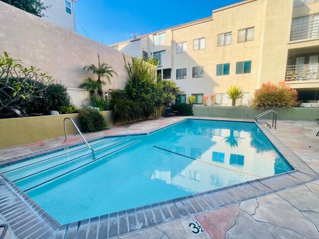 Building Photo - Two Masters Plus Loft Updated Condo in Long Beach