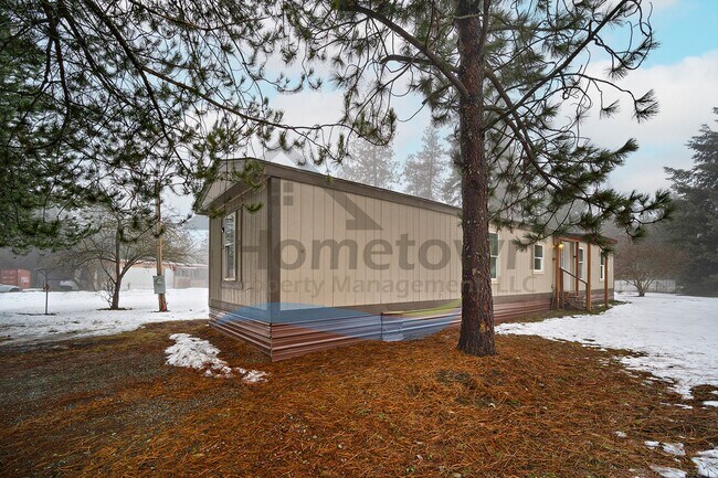 Building Photo - 2 Bedroom 2 Bathroom Home with Off-Street Parking Available in Athol!