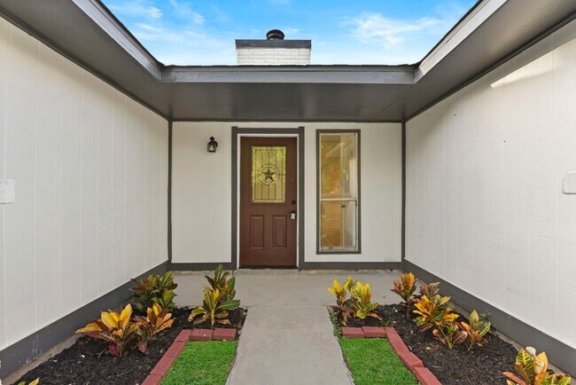 Building Photo - 2322 Aprilmont Dr