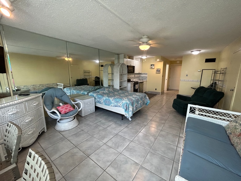 Building Photo - 8817 Thomas Dr