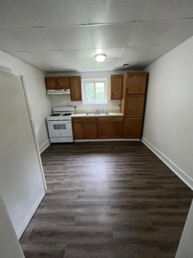 Building Photo - Expansive East End Townhome! Large Bedroom...