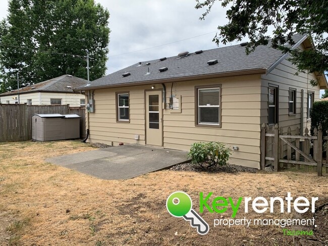 Building Photo - Centrally located Cozy Rambler in Tacoma!
