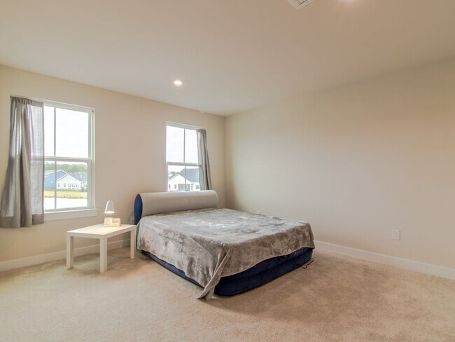 Building Photo - 12 MONTH RENTAL - 3 BED 2.5 BATH SINGLE FA...