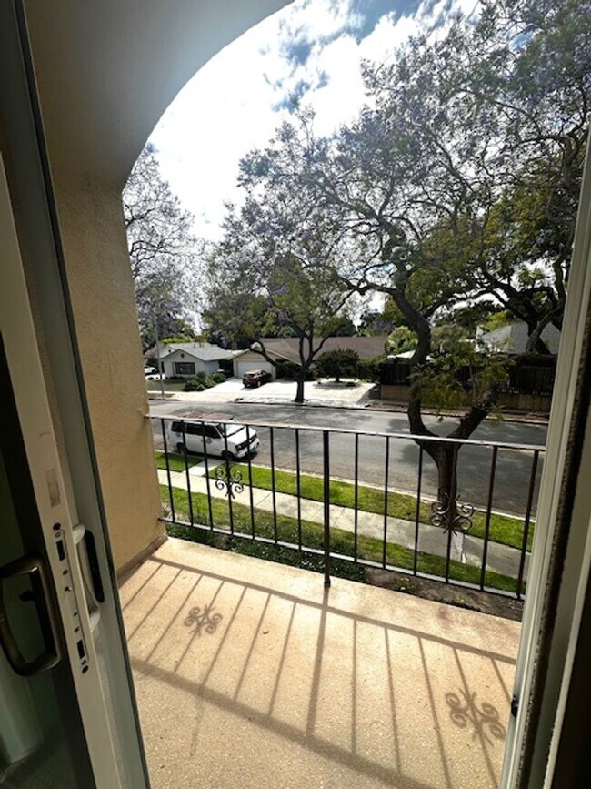 Building Photo - Three Bedroom Condo! Ventura