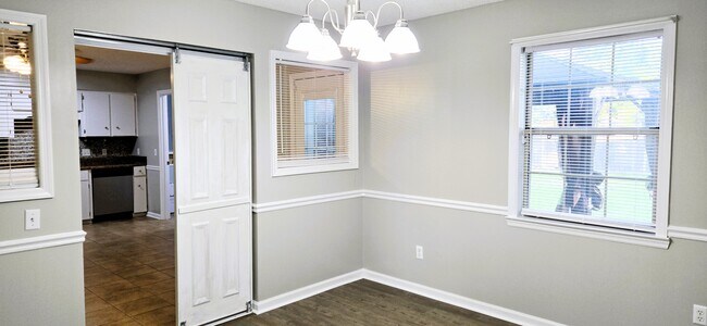 Building Photo - 627 Windhaven Dr