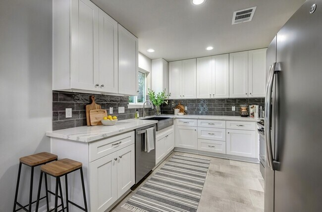 Building Photo - 5451 Loch Lomond Dr