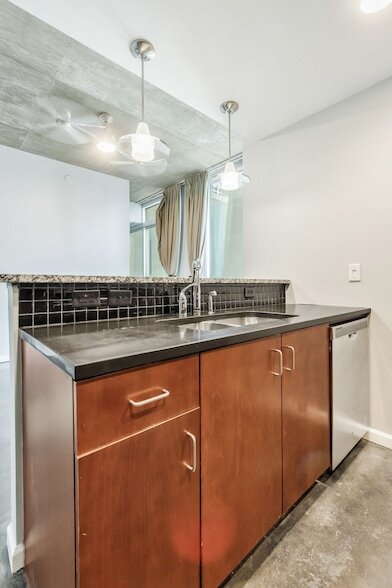 Building Photo - 415 Church St