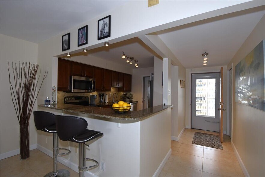 Building Photo - 400 Golden Isles Dr