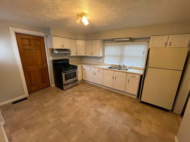 Building Photo - Charming 3-Bedroom Home with Outdoor Space