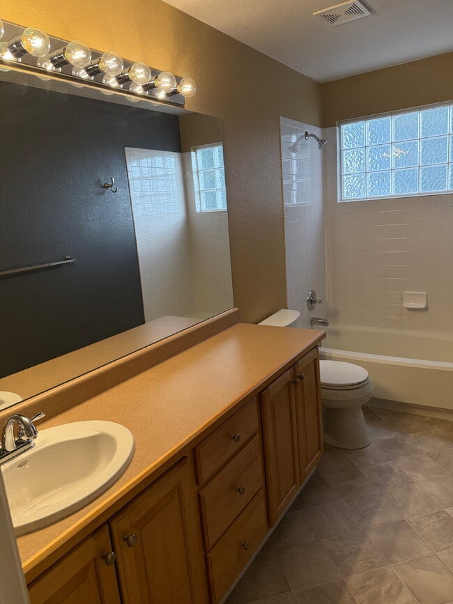 Building Photo - "Charming Thornton Retreat: Spacious 3-Bed, 3-Bath Home with 1,859 Sq Ft of Comfort!"