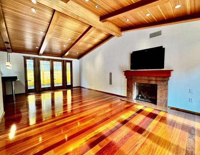 Building Photo - Private. Polished. Perfectly Larkspur.