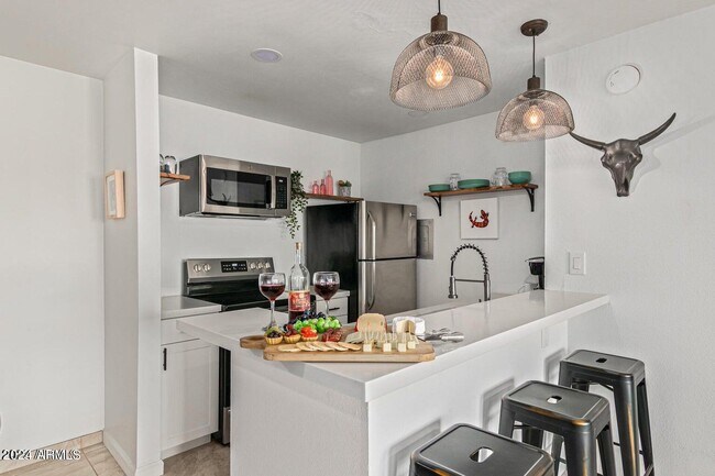 Building Photo - 8055 Thomas Rd