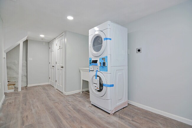 Building Photo - 29 Laurel Rd