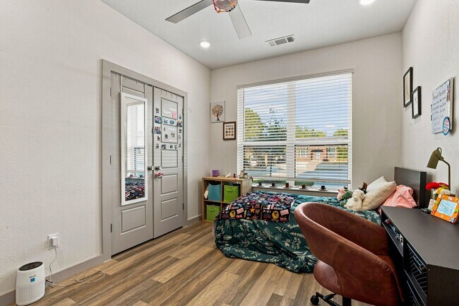Building Photo - 2554 S University Dr