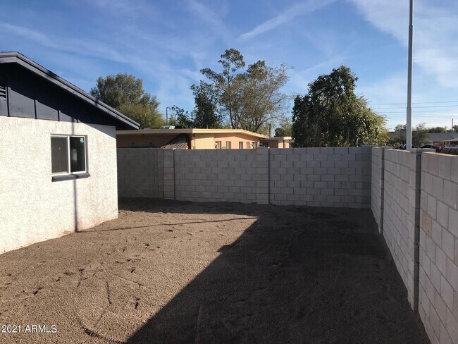 Building Photo - 1154 E Tempe Dr