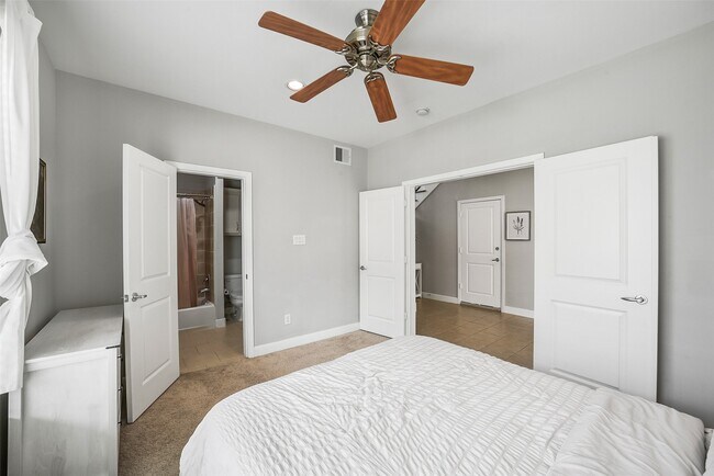 Building Photo - 904 Roy St