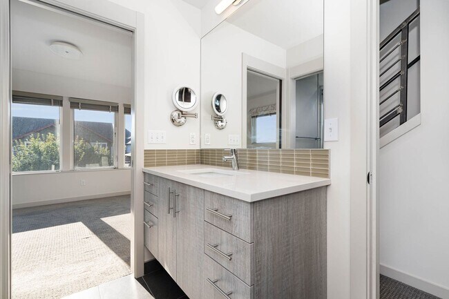 Building Photo - 3bd/1.75ba Seattle Townhome