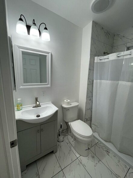 Building Photo - 557 Maple Ave