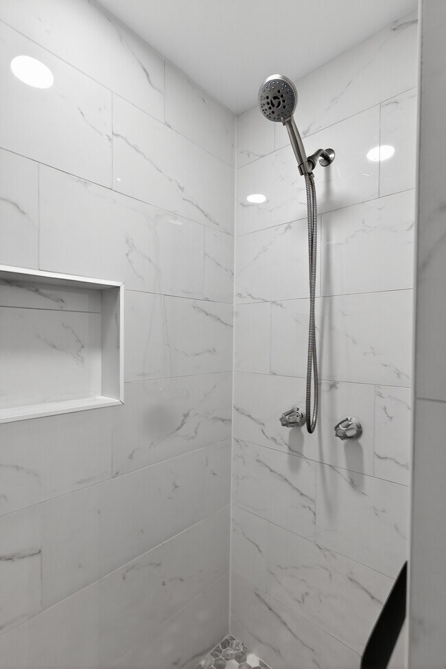 Building Photo - 6031 Rutherglenn Dr