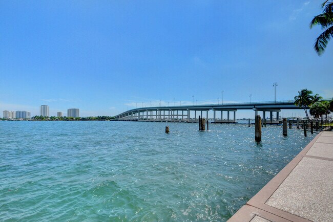 Building Photo - 2640 Lake Shore Dr