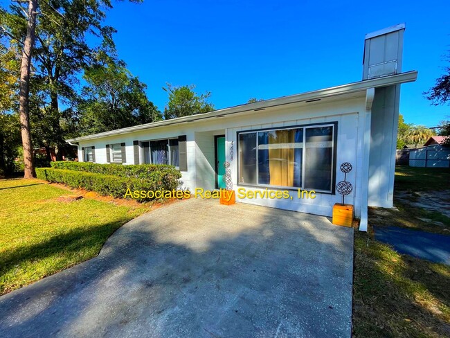 Building Photo - Beautiful 3/1 in SE Gainesville!