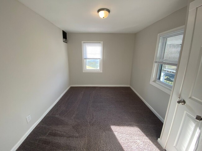 Building Photo - COLERAIN - Adorable 2+ bed 1 bath ranch on...