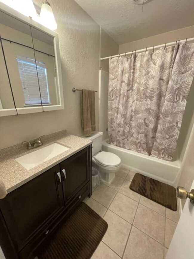 Building Photo - Nice Three Bedroom, 2 Bath home for rent.