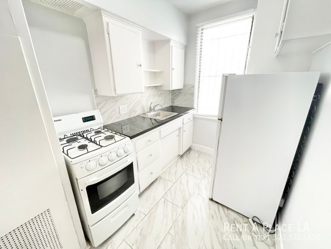 Building Photo - 425 N Oakhurst Dr