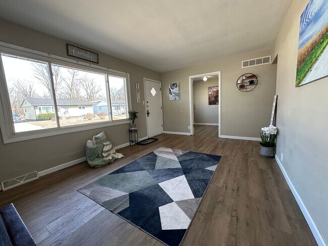 Building Photo - Remodeled 3 bed, 1 bath home for rent in Northeast Waterloo