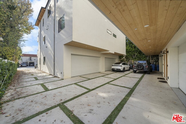 Building Photo - 10845 1/2 Morrison St