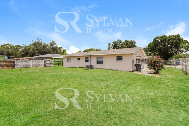 Building Photo - Welcome home to this 3 bedroom, 1 bathroom home