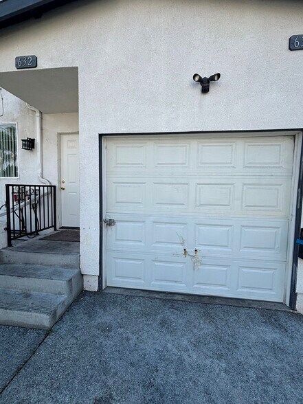 Building Photo - 632 W 94th St