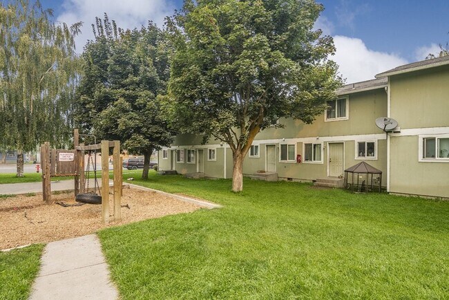 Building Photo - 800 S County Rd