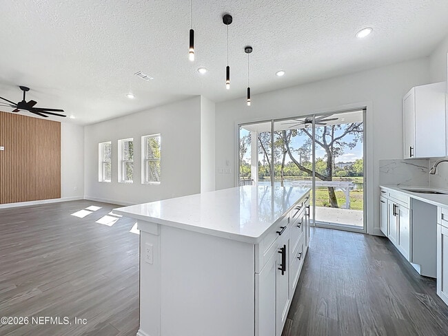 Building Photo - 2121 Broadwater Dr