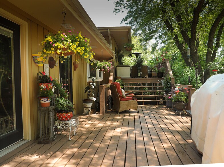 Deck - 28W461 Juanita Dr