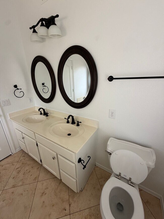 Building Photo - Stunning 3 bedroom, 2 bath home