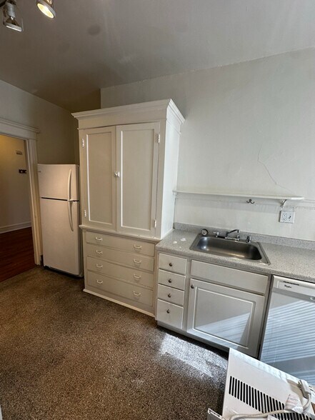 Building Photo - 1006 E State St