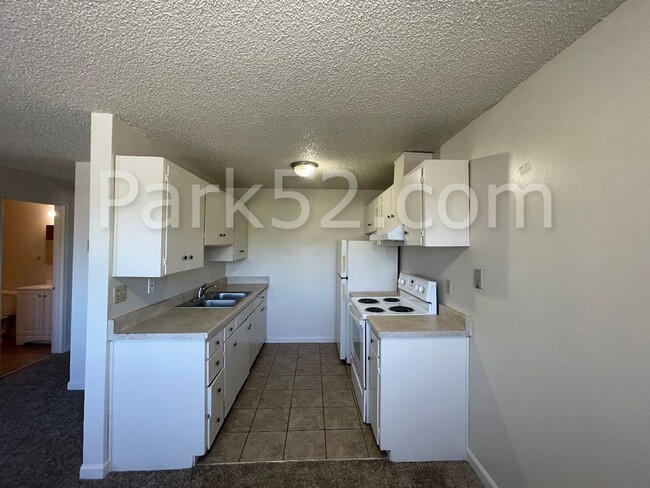 Building Photo - 2 Bedroom 1 Bathroom Upper Level Apartment...