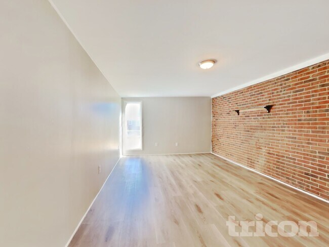 Building Photo - 101 N Lakeside Dr