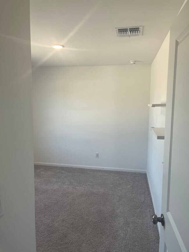 Building Photo - Beautiful 4 Bedroom 2 Bathroom split floor plan home in the newly built Turquoise Hills Neighborh...