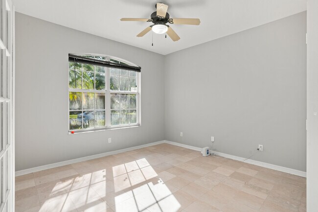 Building Photo - 2810 University Acres Dr