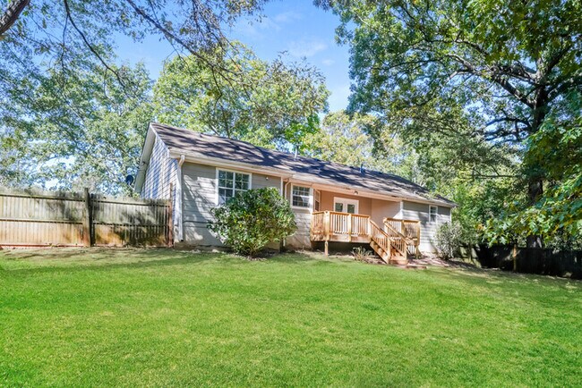 Building Photo - Fantastic 3bd/2ba home! Coming soon!