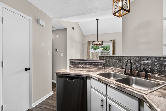 Building Photo - Charming 2Bed Near Piney Green & Camp Lejeune
