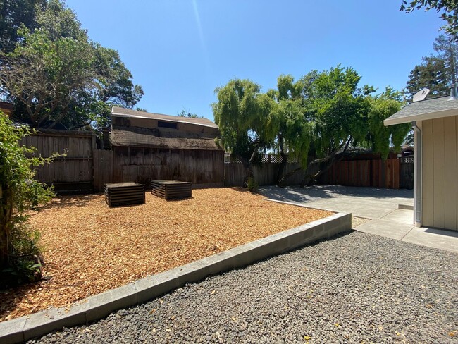 Building Photo - Charming 2 Bedroom Westside Petaluma Bungalow