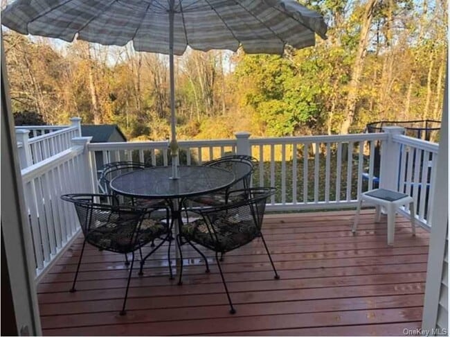 Building Photo - 10 Greenhouse Ln