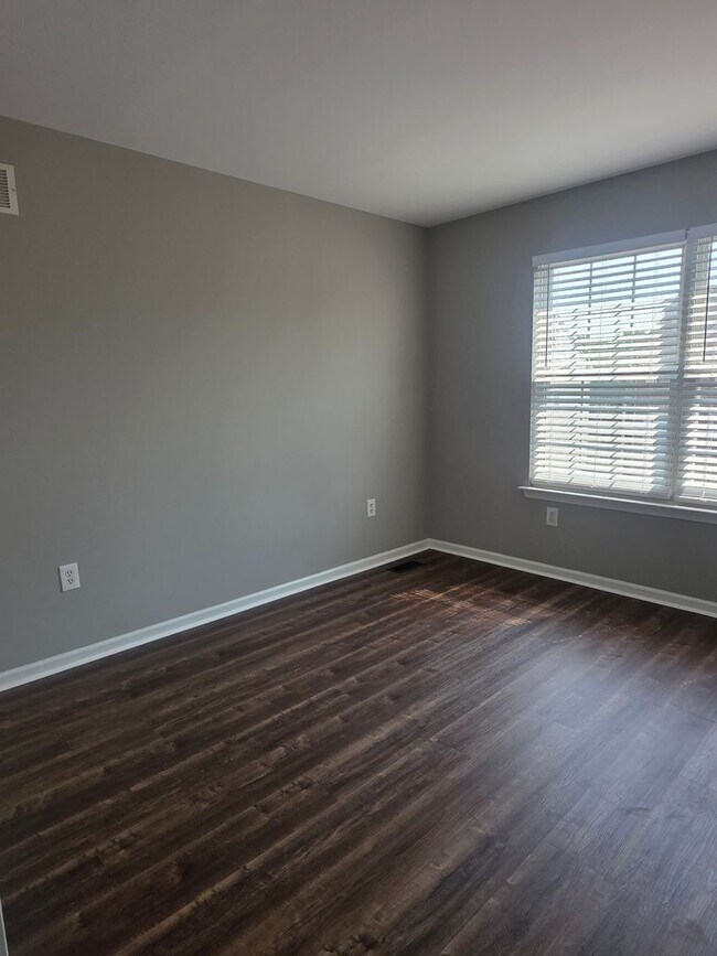 Building Photo - End Unit Townhouse in Brennan Estates- 2 Bedrooms with a bonus space