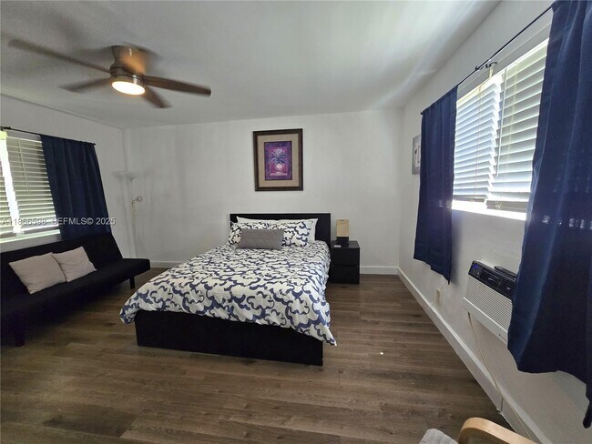 Building Photo - 2305 Monroe St