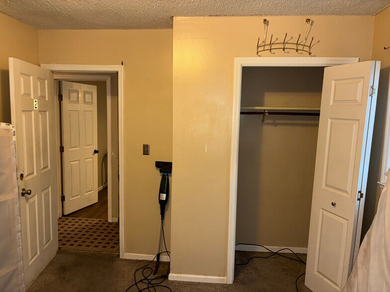 Building Photo - Room in House on Dupree St