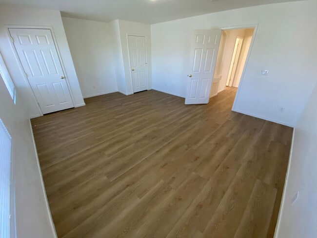 Building Photo - Great 4 bed/2.5 bath home located in the Southern area